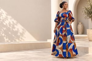 Femme portant une longue robe en wax bleue, blanche et orangée